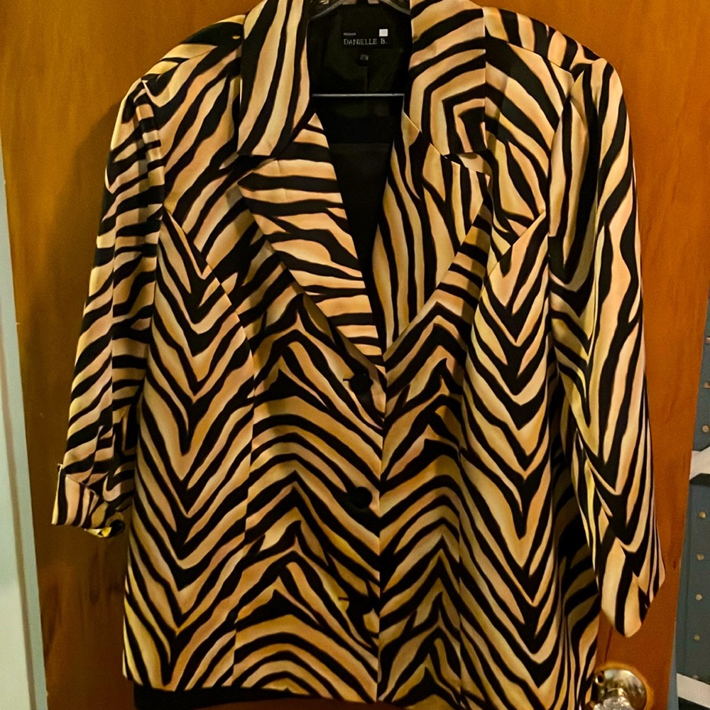 Elegant two-piece suit with tiger striped jacket